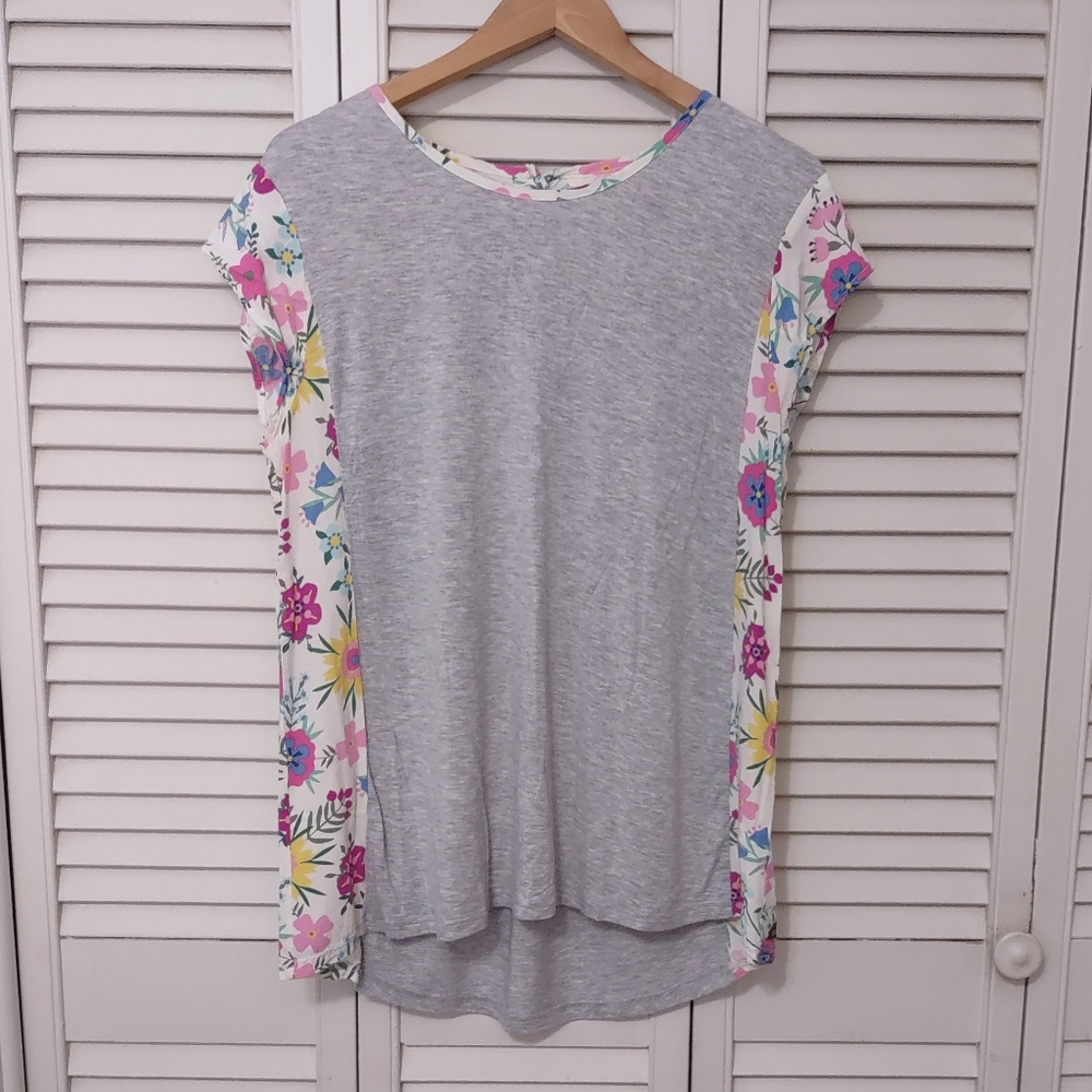 EUC Matilda Jane Be Yourself pieced gray and floral top size M